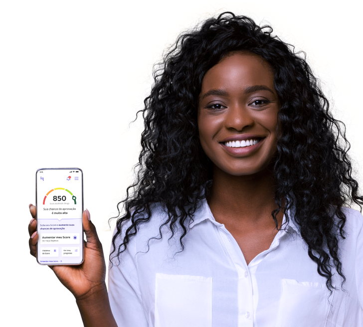 Mulher sorrindo segurando um celular que mostra o score